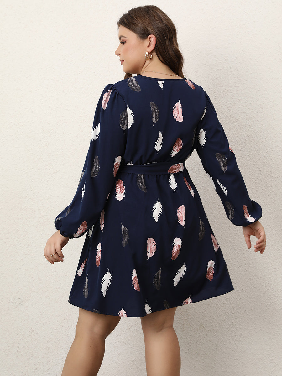 Vestido de Talla Grande con Cuello en V Profundo y Estampado de Plumas
