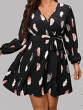 Vestido de Talla Grande con Cuello en V Profundo y Estampado de Plumas