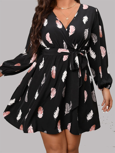 Vestido de Talla Grande con Cuello en V Profundo y Estampado de Plumas