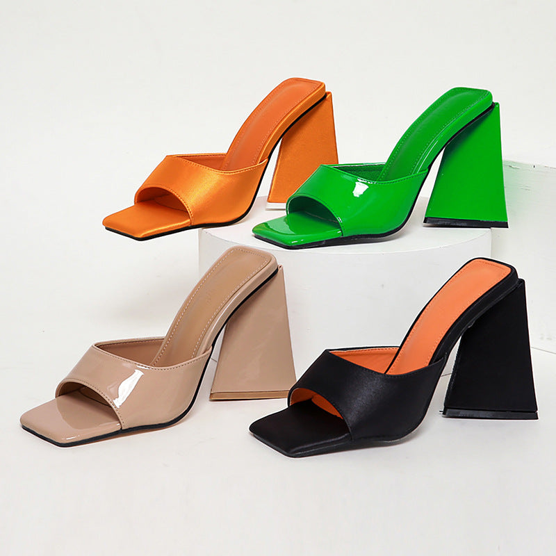 Sandalias de Tacón Triangular de Charol